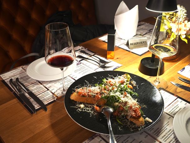 Gedeckter Tisch im Eingangsbereich